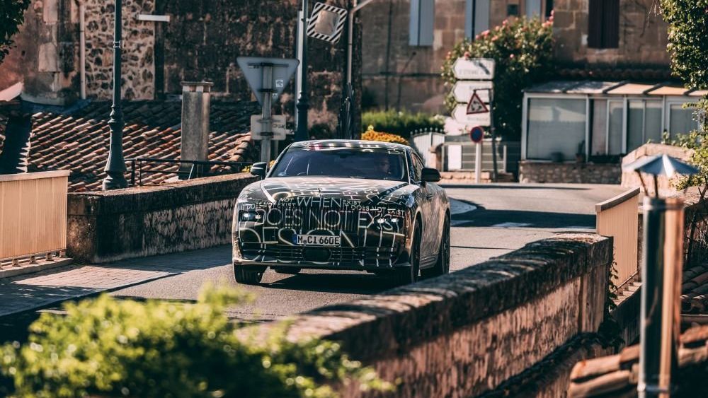 Een gecamoufleerde elektrische Rolls Royce ergens in Zuid-Frankrijk