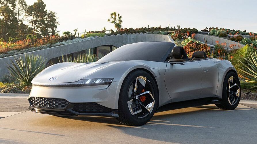 Zilverkleurige Fisker Ronin met een futuristisch bouwwerk op de achtergrond