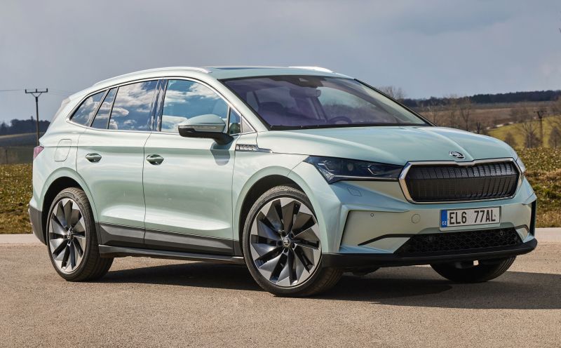 Skoda Enyaq IV rechtsvoor staat op wegdek