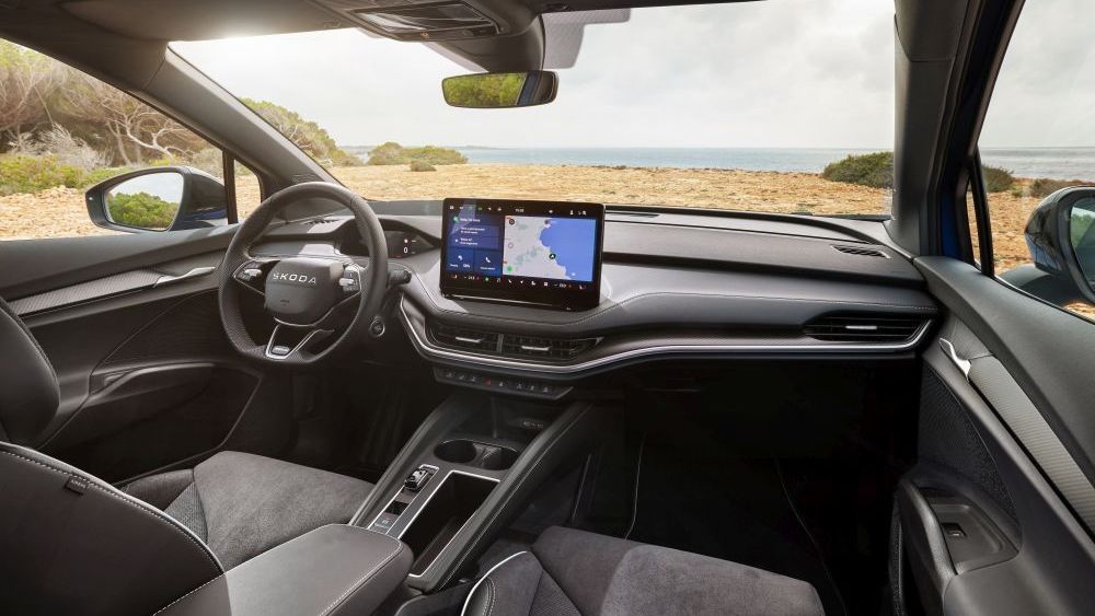 Stuurwiel en display van de Skoda Elroq Sportline