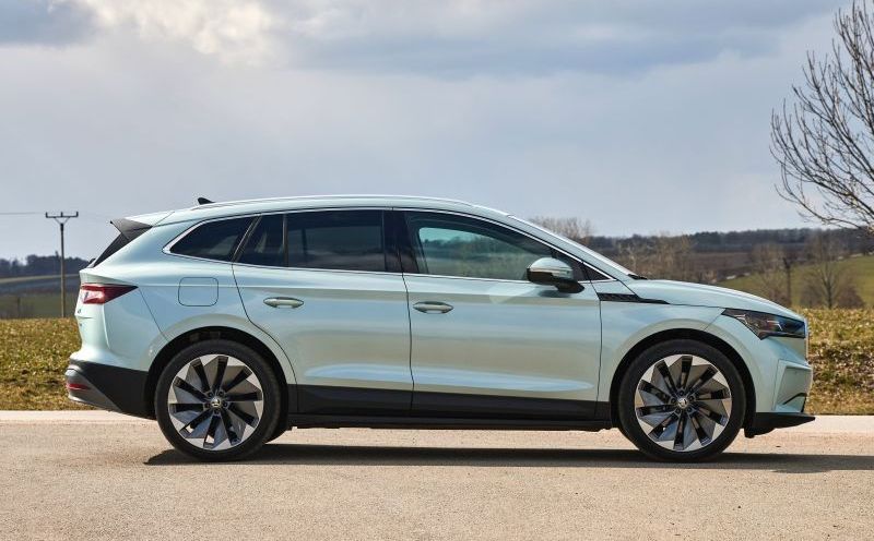 Zijaanzicht van een Skoda Enyaq IV die geparkeerd staat