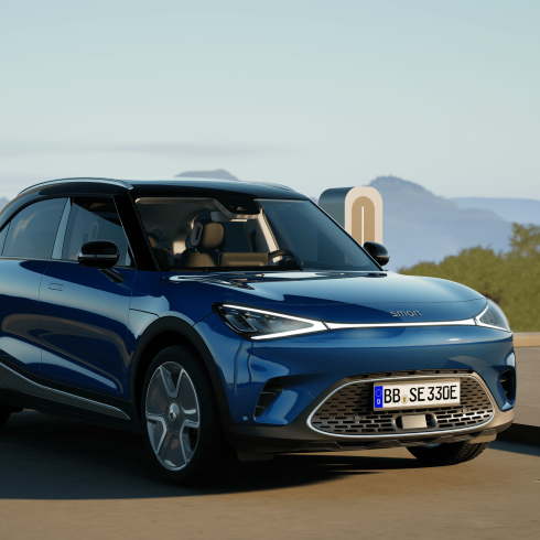 een lauwe smart #1 Pulse staat geparkeerd met bergen op de verre achtergrond