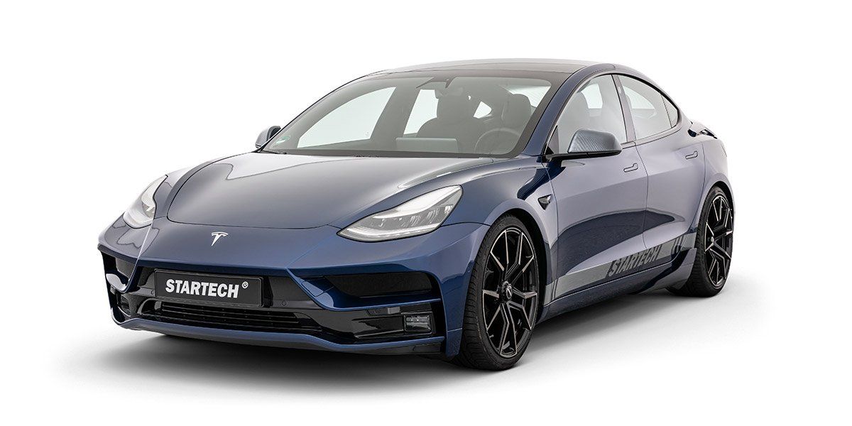 Een blauwe Startech Tesla Model 3 tegen witte achtergrond