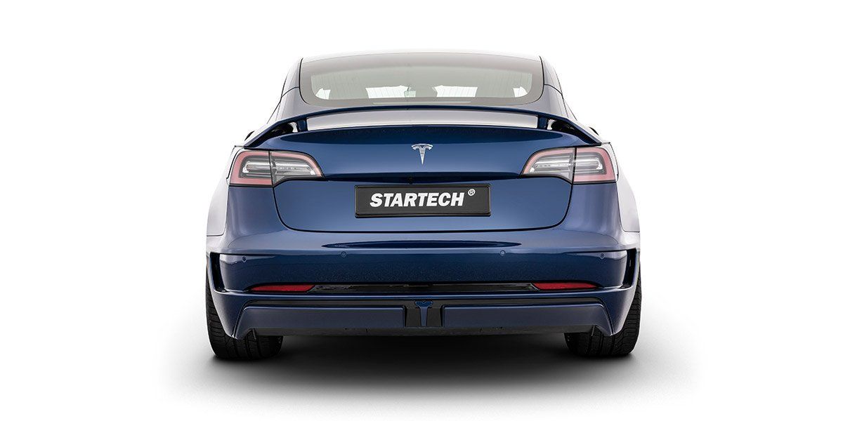 Achterkant van de Startech Tesla Model 3 tegen witte achtergrond