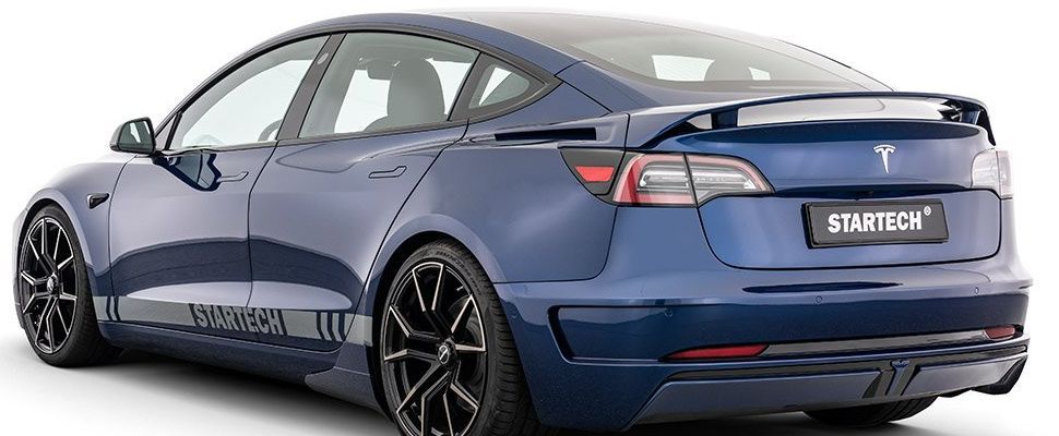 Een blauwe gepimpte Tesla Startech