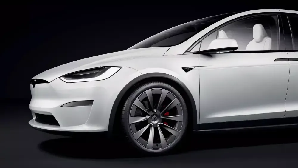 Tesla Model X Plaid voorste deel vanaf de zijkant bekeken