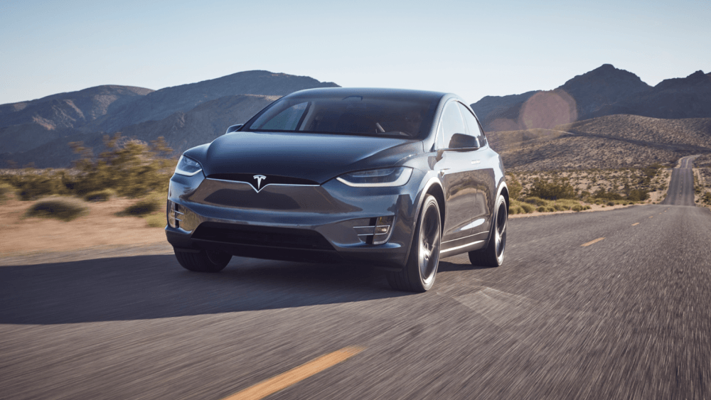 Tesla Model X met bergen op de achtergrond