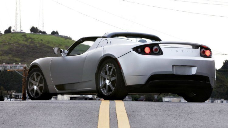 De Tesla Roadster (achterkant) is een elektrische cabrio