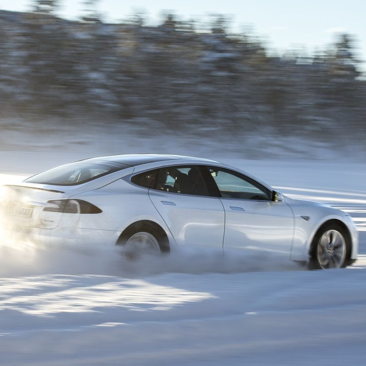 Elektrische auto rijdend in de sneeuw