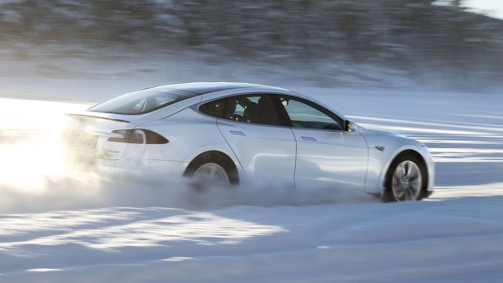 Tesla rijdend in de winterse sneeuw