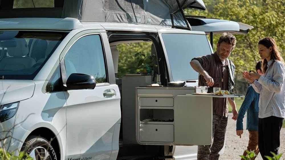 Tonke EQV Touring met een naar buiten draaiende keuken