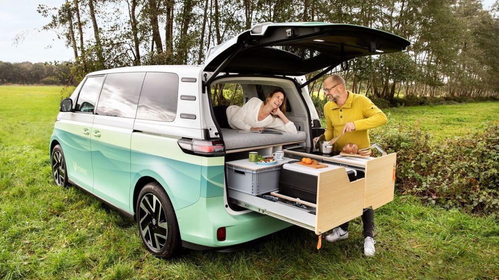 Elektrische camper Tonke ID.Buzz met het keukenblok naar buiten