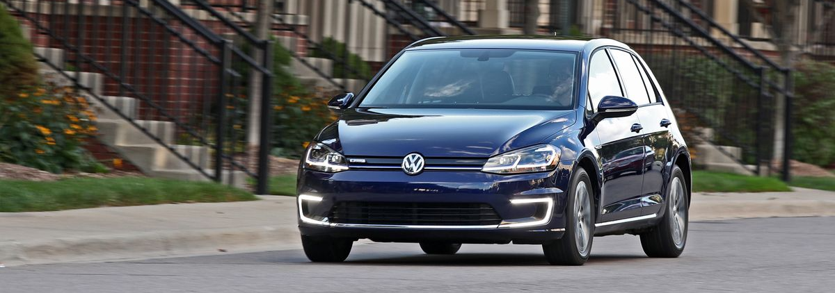 Een blauwe Volkswagen e-Golf rijdt door de straat.
