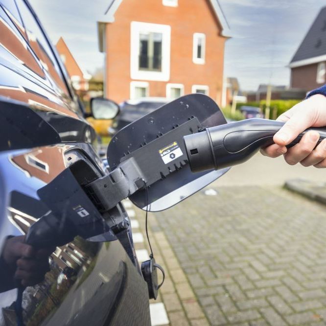 Een elektrische auto wordt geladen met een laadkabel van Voldt
