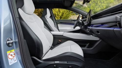 Interieur van de Volkswagen ID.7 Tourer met de stoelen voorin