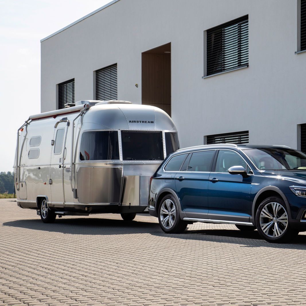 Een blauwe Volkswagen trekt een caravan