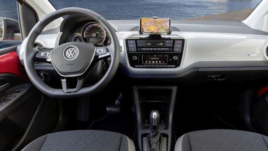 Het interieur van de Volkswagen e-Up met stuur en dashboard