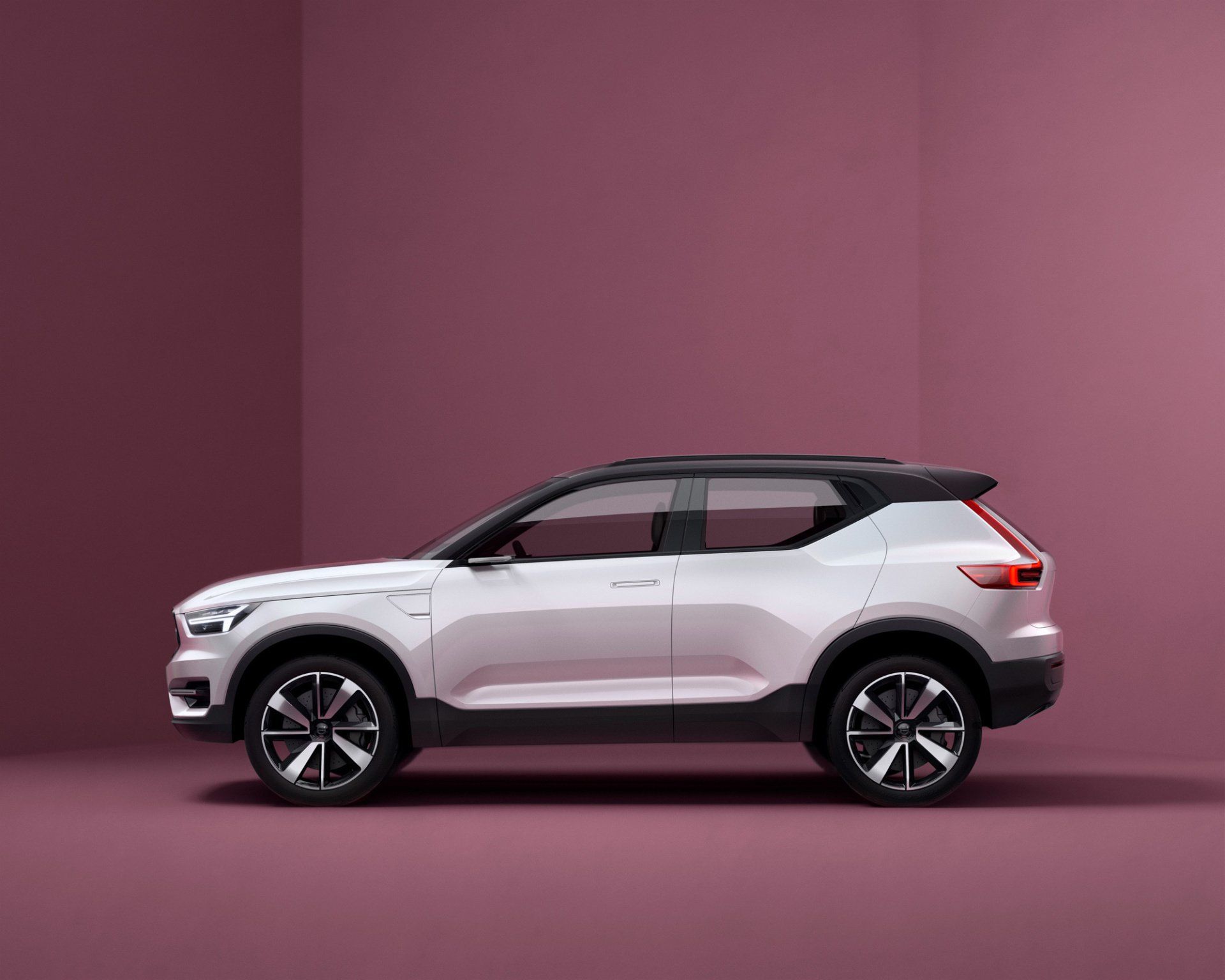 Volvo XC40 Recharge staat model tegen een paars decor