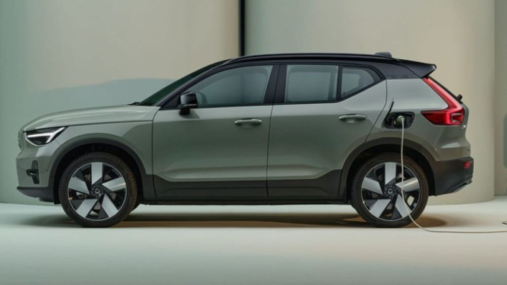 Een Volvo XC40 Recharge staat in een parkeergarage en wordt geladen