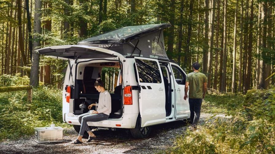 Opel Zafira e-Life Crosscamp Flex uitgestald in het bos