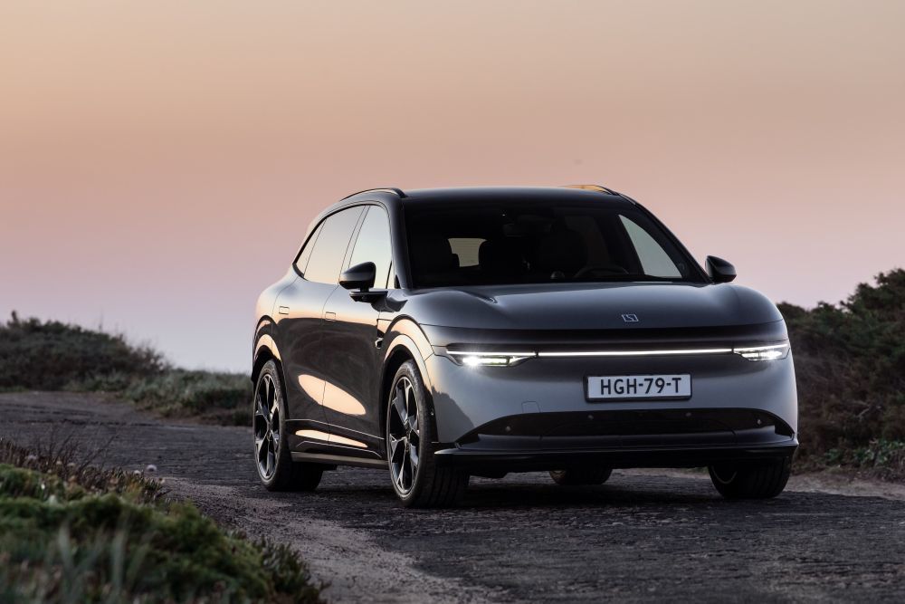 Een donkergrijze Zeekr 7x rijdt op een onverharde weg