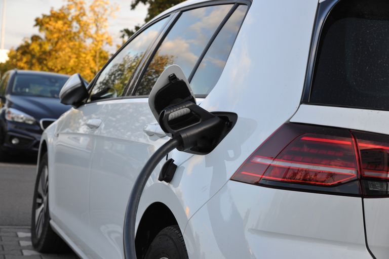 Laadpoort auto met laadkabel