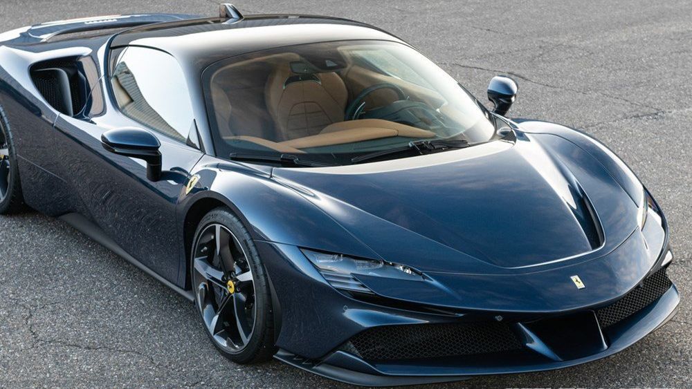 Een blauwe Hybride Witmer Odijk staat ergens op een wegdek