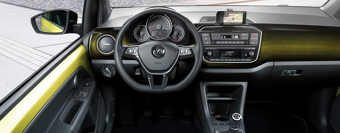 Een close-up van het interieur van een Volkswagen Up! met het stuur.