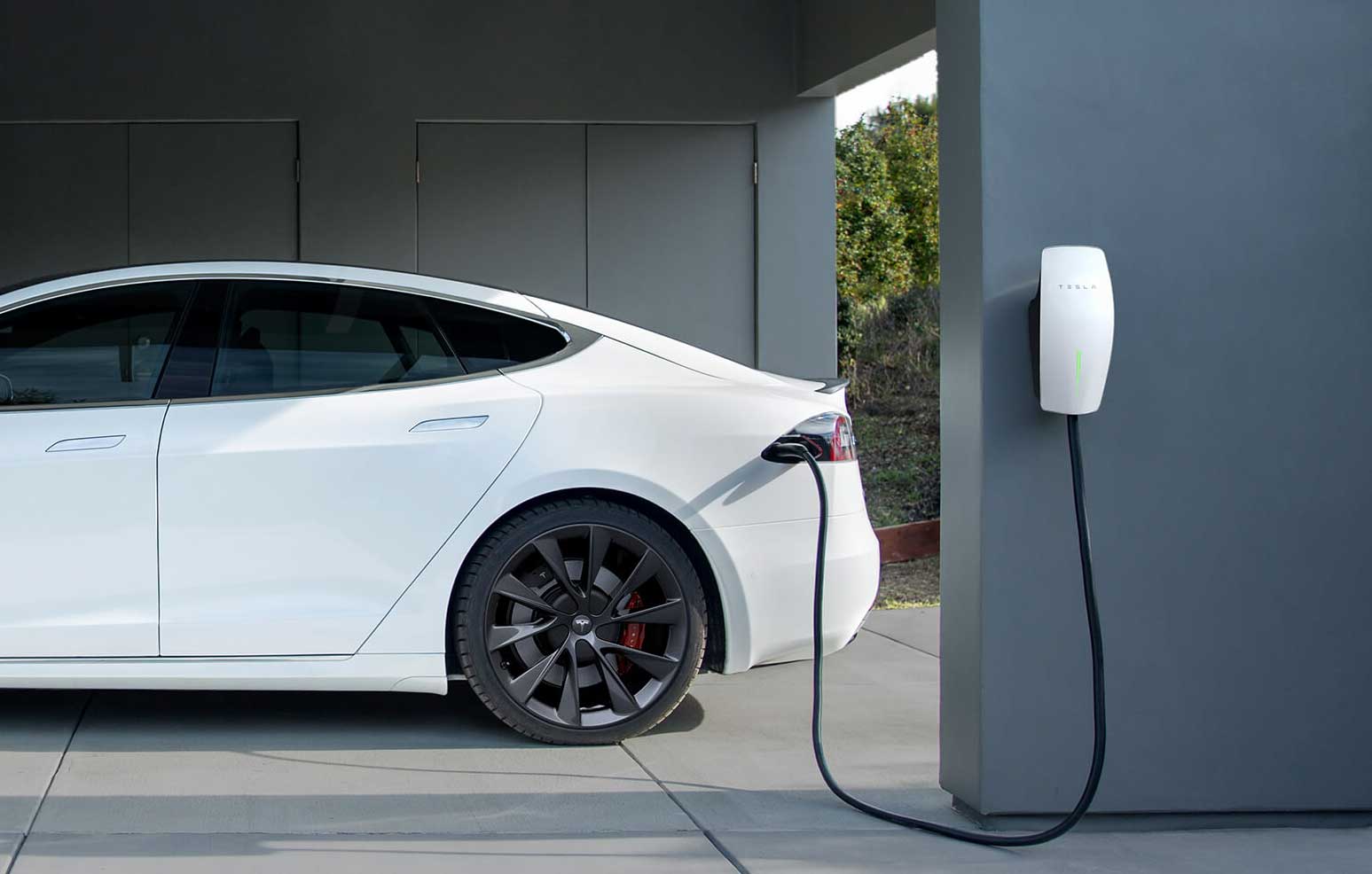 Auto aan laadpaal thuis