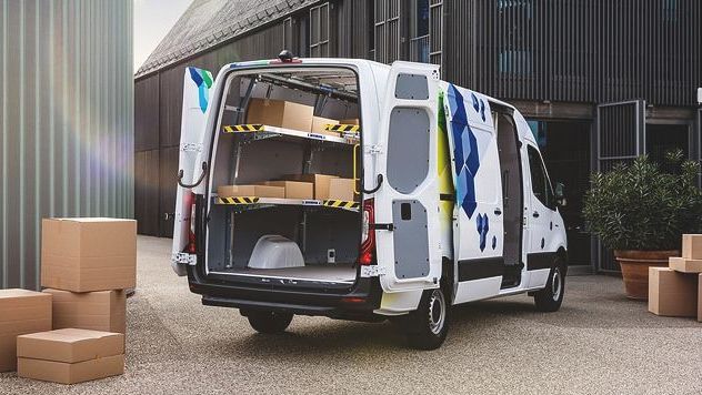 de nieuwe Merdeces-Benz eSprinter achterkant met geopende deuren