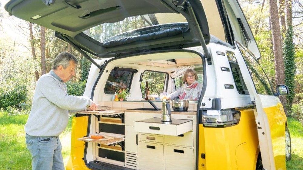 Achterklep van een oranje eVentje camperbus opengeklapt