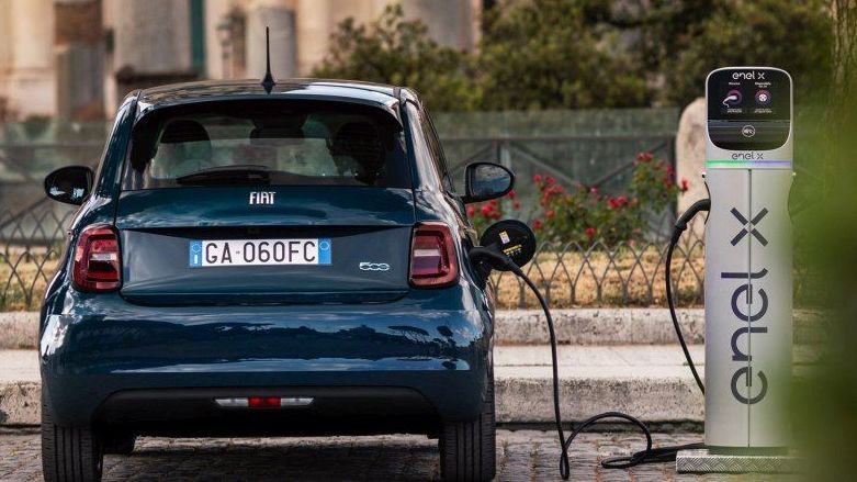 Fiat 500e aan laadpaal