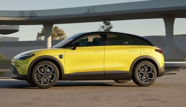 Een gele Smart #3 met zwart dak staat op een parkeerdek.