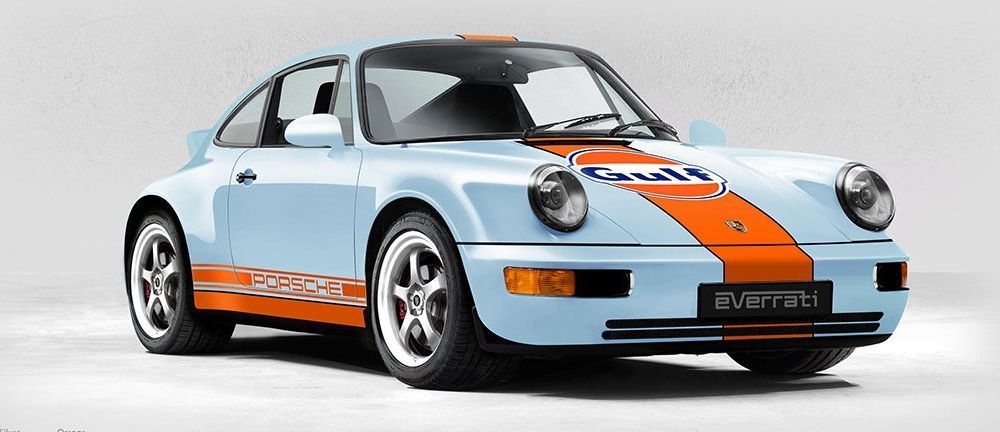 De Porsche 911 Signature Gulf heeft een lichtblauwe kleur met oranje banen en het Gulf-logo op de motorkap