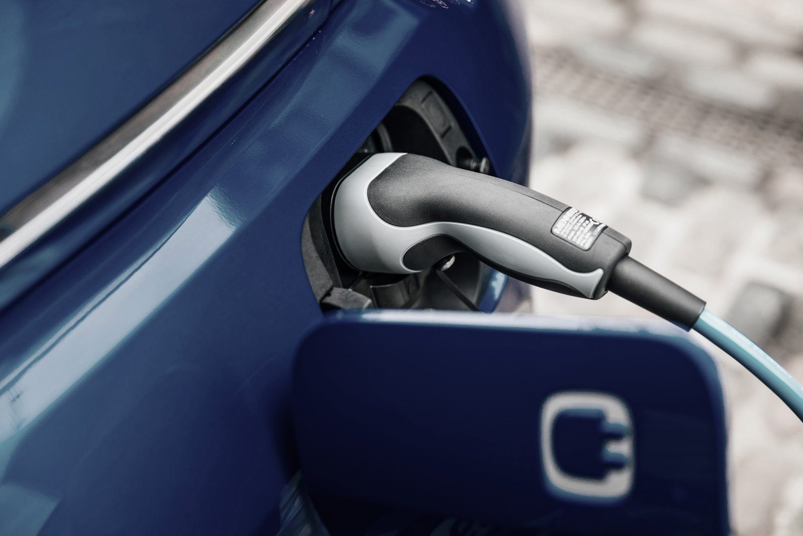 Laadpoort van een EV met laadkabel