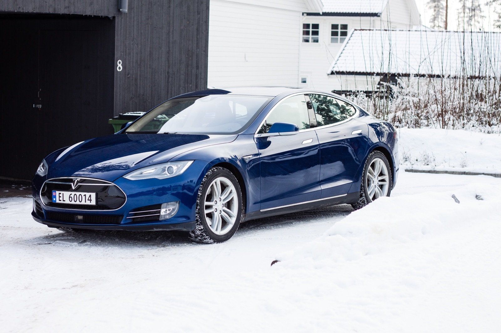 Tesla Model S in de sneeuw