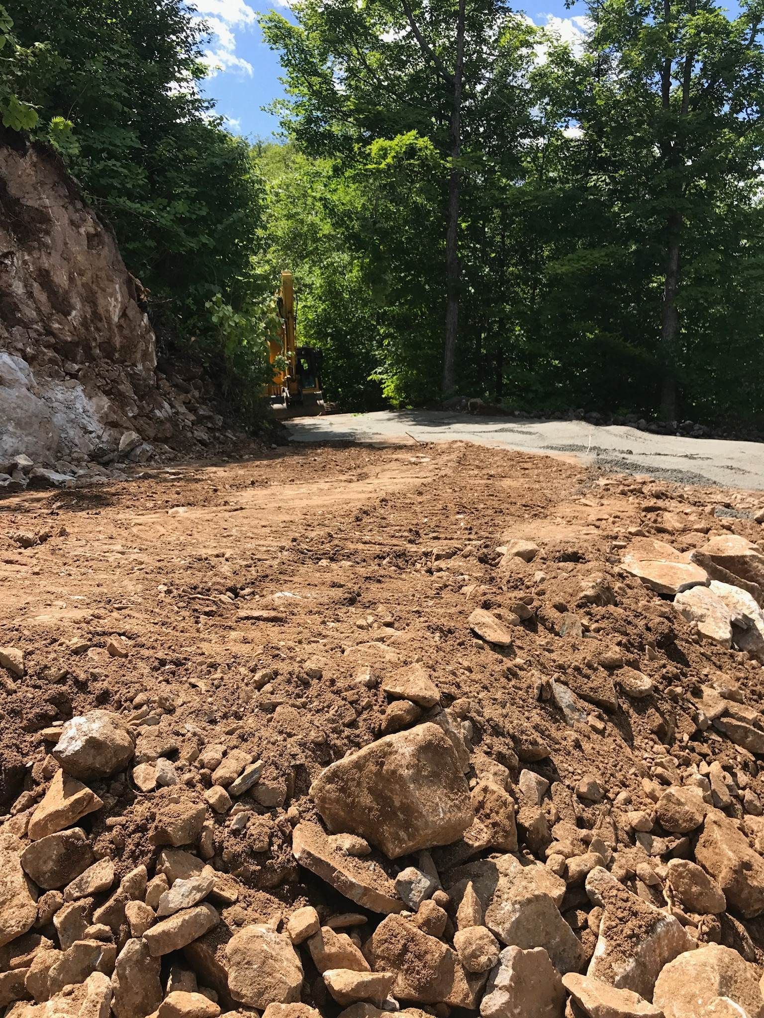 Un tas de terre et de pierres sur le bord d'une route.