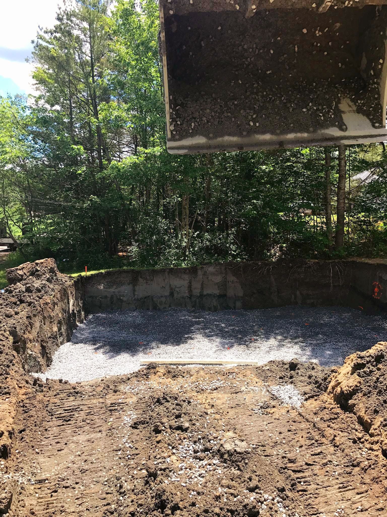 Un bulldozer creuse un trou dans le sol.