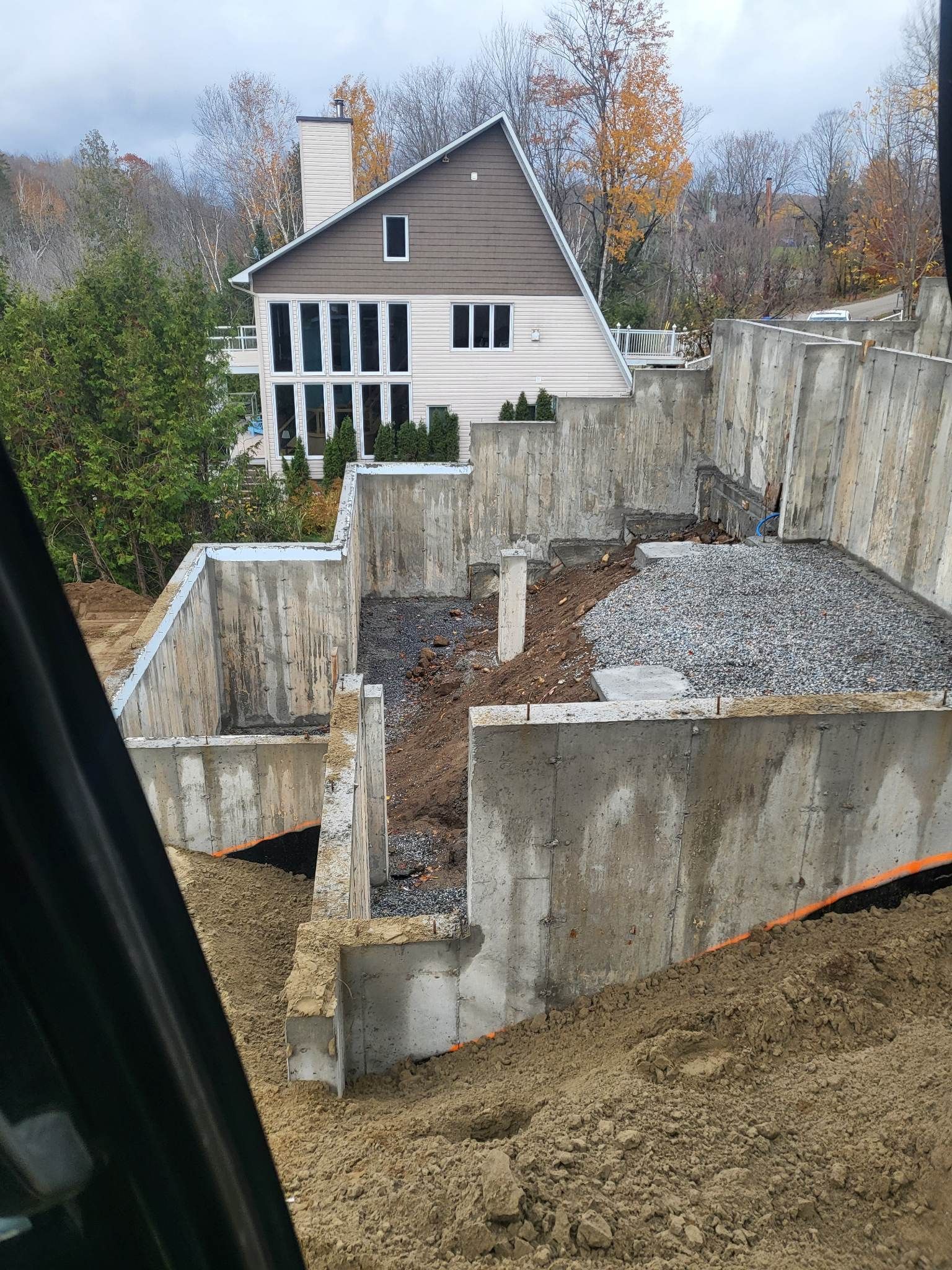 Une maison est en construction au sommet d'une colline de terre.