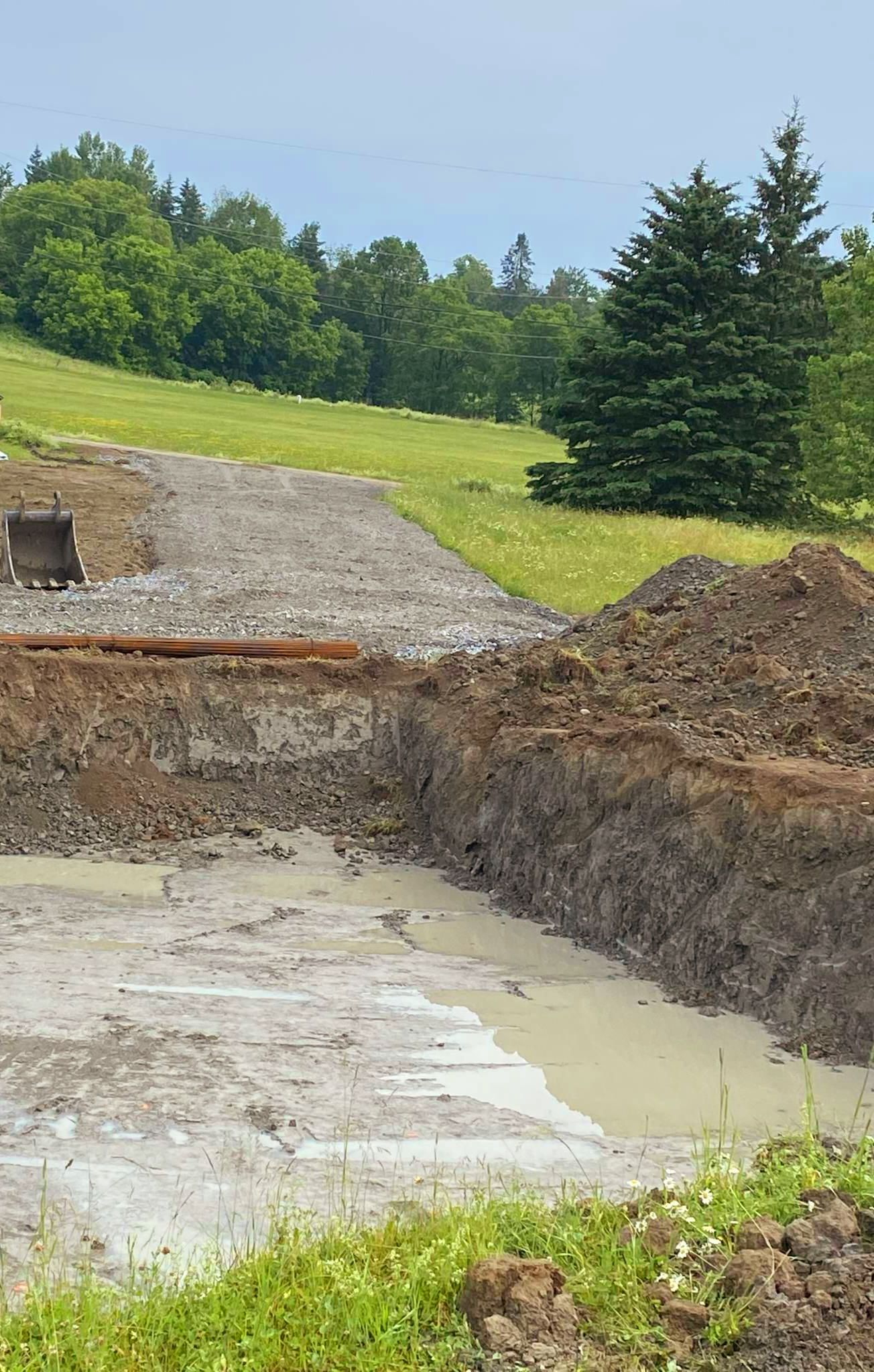 Un gros tas de terre se trouve au milieu d'un champ.