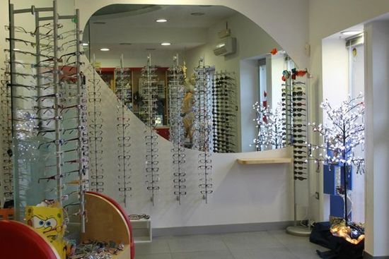 occhiali da vista in esposizione all'interno del negozio