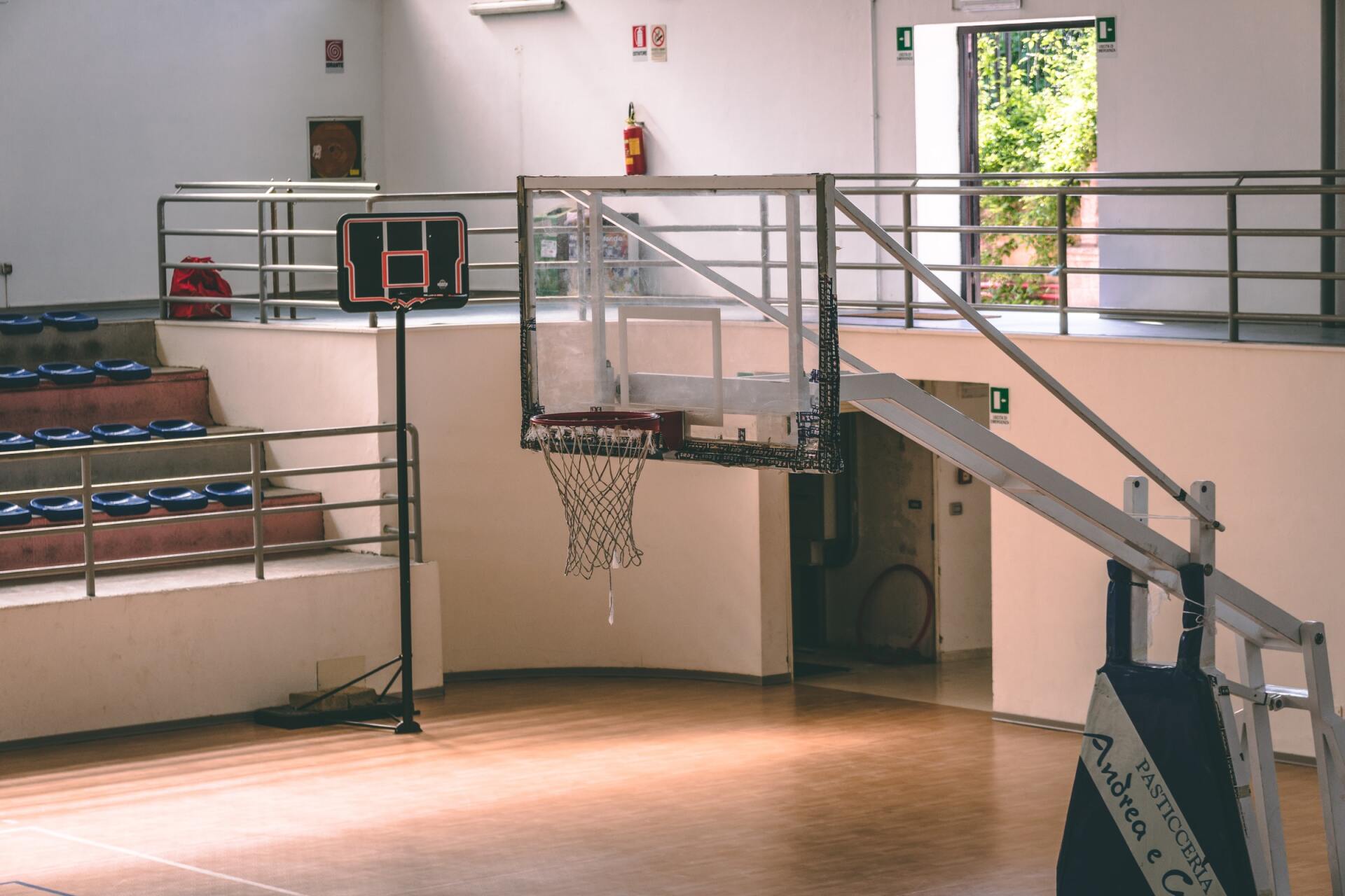 Un terrain de basket vide avec un panier de basket et un tableau d'affichage