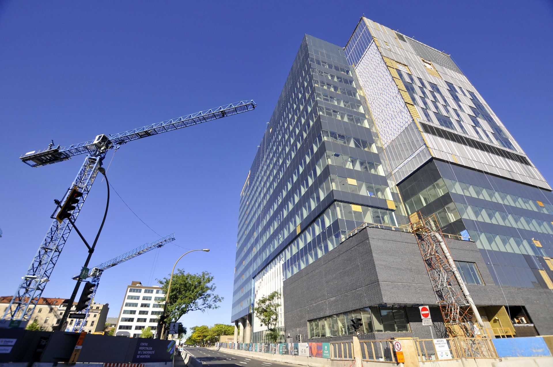 Un grand bâtiment en construction avec une grue devant lui