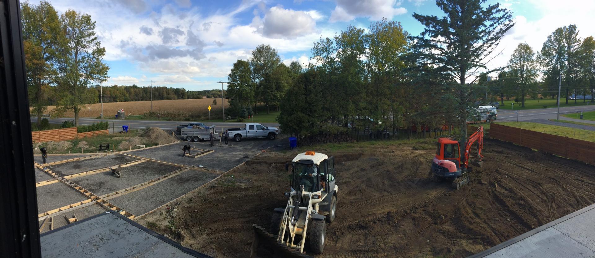 Un tracteur traverse un champ de terre.