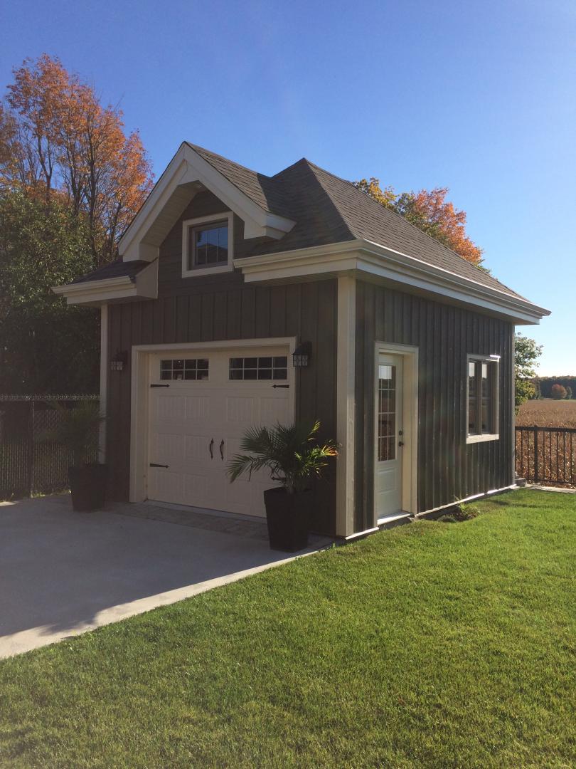Une petite maison avec un garage et une fenêtre