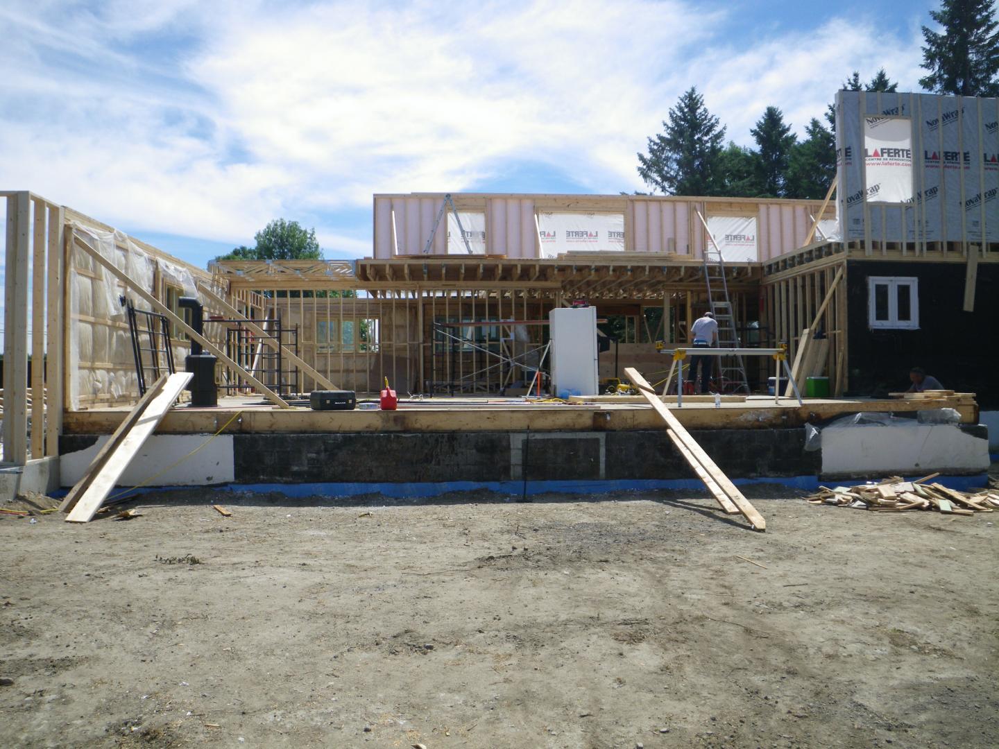 Une maison est en construction avec la lettre b sur le côté