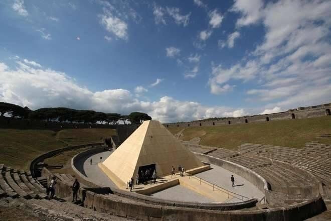 struttura piramidale in legno