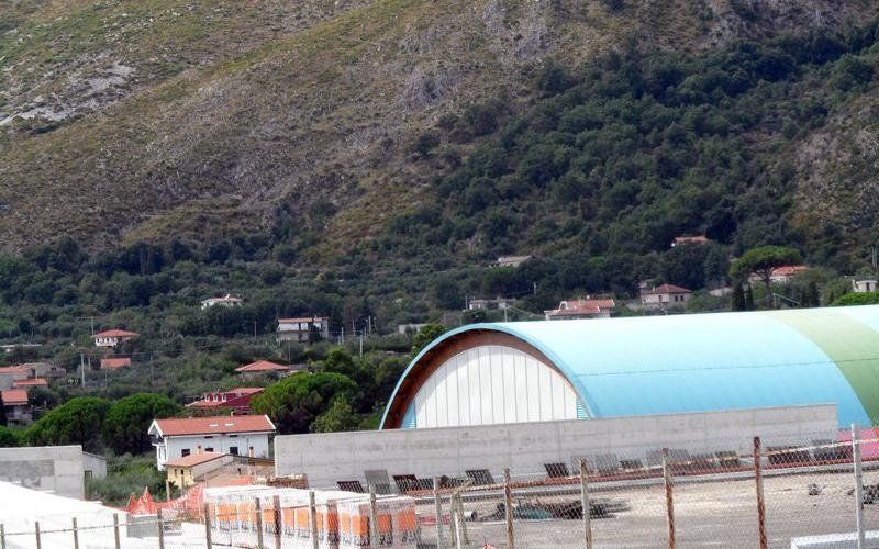 palazzetto sportivo con copertura