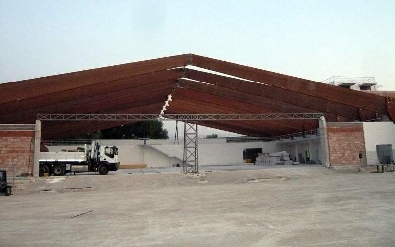 struttura con copertura in legno lamellare