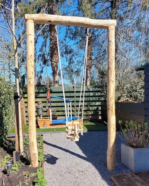 Een schommel gemaakt van robinia palen.